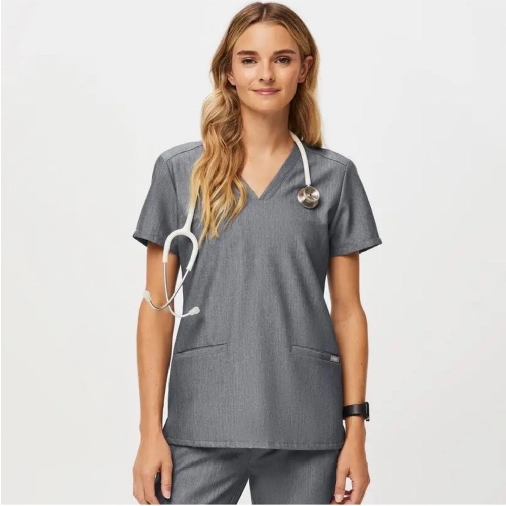 Figs Casma Three-Pocket Scrub Top in Graphite